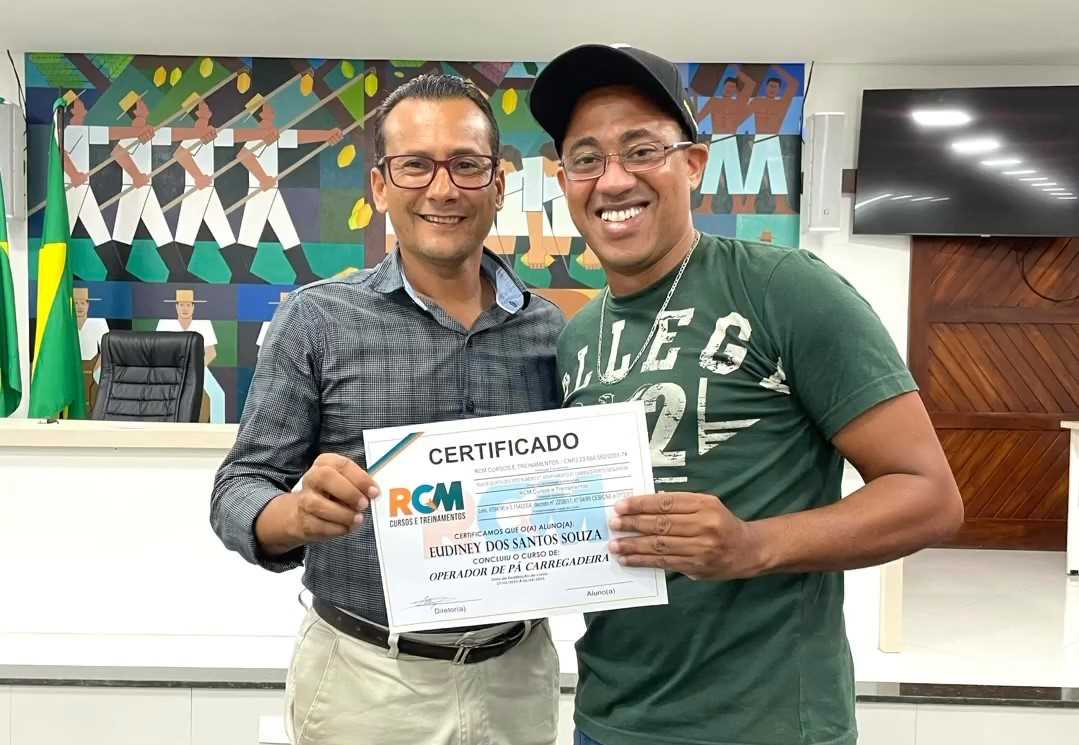 Camacã: Prefeito Paulo do Gás participa da entrega de certificados do curso de máquinas pesadas
